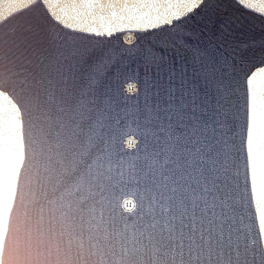 Black cropped shirt with button details